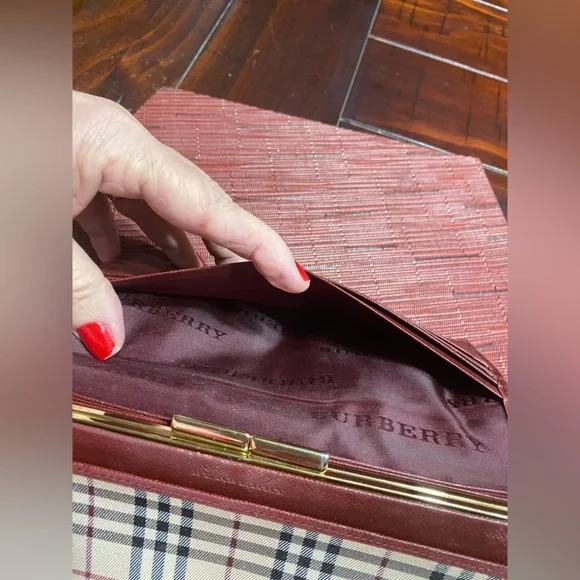 💎Burberry long Wallet with Kisslock gold tone hardware would look cute on chain - Picture 6 of 13